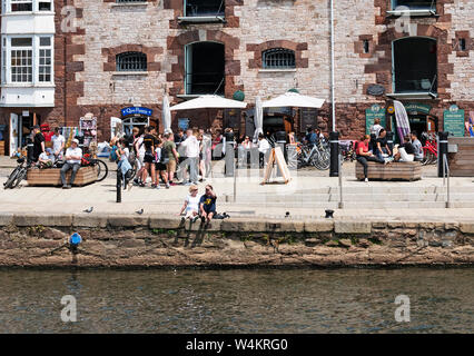 Caffè e persone presso la storica quayside in Exeter Devon, Inghilterra, Regno Unito. Foto Stock