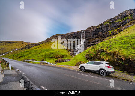 Ultra lunga esposizione di strada, auto e cascata Foto Stock