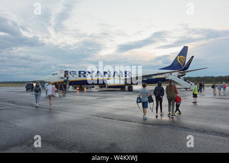 I passeggeri in aereo Ryanair durante l'imbarco in aeroporto di Lappeenranta, Finlandia Foto Stock