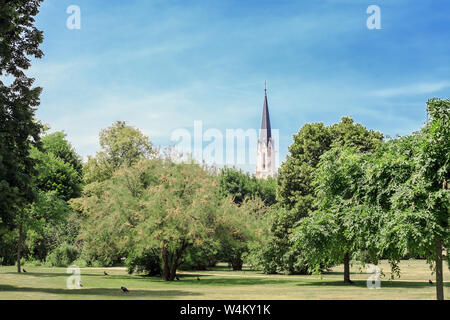 Paesaggio estivo e la chiesa di Maria Hietzing dal cielo blu di Vienna in Austria Foto Stock