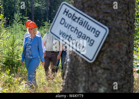24 luglio 2019, Meclemburgo-Pomerania, Gädebehn: Manuela Schwesig (SPD), il primo ministro del Land Meclemburgo-Pomerania occidentale, informerà se stessa circa il settore del legno in stato il primo giorno del suo tour estivo al Gädebehn ufficio forestale. Sulla destra si trova un cartello con la scritta: passaggio di accesso vietato. Visite Schwesig imprese e strutture nel meclemburgopomerania occidentale sul suo sei giorni di tour estivo. Foto: Jens Büttner/dpa-Zentralbild/dpa Foto Stock