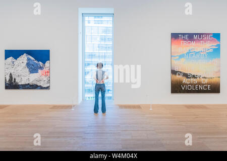 Londra, Regno Unito. Il 24 luglio, 2019. Me, 1999, e la musica dai balconi, 1984 - artista CAMERE: Ed Ruscha a Tate Modern. L'ultima di una serie di annuale libero viene visualizzata nell'artista dedicato Camere Galleria di Tate Modern Blavatnik dell'edificio. Essa si apre al pubblico il 26 luglio 2019 e durerà fino alla primavera del 2020. Credito: Guy Bell/Alamy Live News Foto Stock