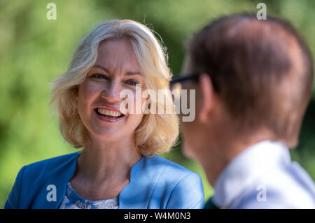 24 luglio 2019, Meclemburgo-Pomerania, Gädebehn: Manuela Schwesig (SPD, M), il primo ministro del Land Meclemburgo-Pomerania occidentale, informa di sé il primo giorno del suo tour estivo al Gädebehn ufficio forestale circa l'industria del legno in stato . Visite Schwesig imprese e strutture nel meclemburgopomerania occidentale sul suo sei giorni di tour estivo. Foto: Jens Büttner/dpa-Zentralbild/dpa Foto Stock