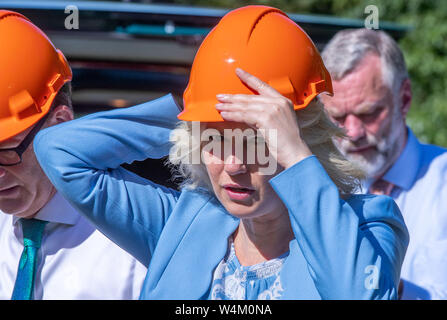 24 luglio 2019, Meclemburgo-Pomerania, Gädebehn: Manuela Schwesig (SPD), il primo ministro del Land Meclemburgo-Pomerania occidentale, informa di sé il primo giorno del suo tour estivo al Gädebehn ufficio forestale circa l'industria del legno in stato . Visite Schwesig imprese e strutture nel meclemburgopomerania occidentale sul suo sei giorni di tour estivo. Foto: Jens Büttner/dpa-Zentralbild/dpa Foto Stock