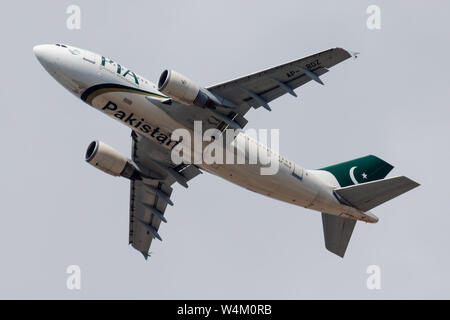 Francoforte / GERMANIA - Agosto 20, 2013: PIA Pakistan International Airlines Airbus A310 AP-BDZ aereo passeggeri in partenza dall'aeroporto di Francoforte Foto Stock