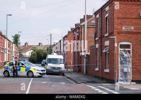 Liverpool, Regno Unito. Il 24 luglio, 2019. La polizia forensics lavorando presso la scena di una ripresa dopo i servizi di emergenza sono stati chiamati a Ripon Street vicino a Everton Calcio Club, Goodison Park Stadium alle 22.30 di martedì. Due uomini si avvicinava la vittima al di fuori della sua casa indossando passamontagna. Il pistolero è poi creduto di avere sparato attraverso il letterbox dell'indirizzo ferire l'uomo e il suo cane. Il 36-anno-vecchio vittima è stata trattata mediante i paramedici prima di essere portato in ospedale per ferite di armi da fuoco per la sua gamba. Le vittime del cane morto dopo un breve periodo di tempo. Credito: Christopher Middleton/Alamy Live News Foto Stock