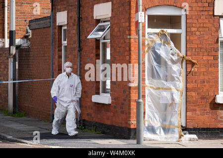 Liverpool, Regno Unito. Il 24 luglio, 2019. La polizia forensics lavorando presso la scena di una ripresa dopo i servizi di emergenza sono stati chiamati a Ripon Street vicino a Everton Calcio Club, Goodison Park Stadium alle 22.30 di martedì. Due uomini si avvicinava la vittima al di fuori della sua casa indossando passamontagna. Il pistolero è poi creduto di avere sparato attraverso il letterbox dell'indirizzo ferire l'uomo e il suo cane. Il 36-anno-vecchio vittima è stata trattata mediante i paramedici prima di essere portato in ospedale per ferite di armi da fuoco per la sua gamba. Le vittime del cane morto dopo un breve periodo di tempo. Credito: Christopher Middleton/Alamy Live News Foto Stock