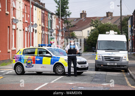 Liverpool, Regno Unito. Il 24 luglio, 2019. La polizia forensics lavorando presso la scena di una ripresa dopo i servizi di emergenza sono stati chiamati a Ripon Street vicino a Everton Calcio Club, Goodison Park Stadium alle 22.30 di martedì. Due uomini si avvicinava la vittima al di fuori della sua casa indossando passamontagna. Il pistolero è poi creduto di avere sparato attraverso il letterbox dell'indirizzo ferire l'uomo e il suo cane. Il 36-anno-vecchio vittima è stata trattata mediante i paramedici prima di essere portato in ospedale per ferite di armi da fuoco per la sua gamba. Le vittime del cane morto dopo un breve periodo di tempo. Credito: Christopher Middleton/Alamy Live News Foto Stock