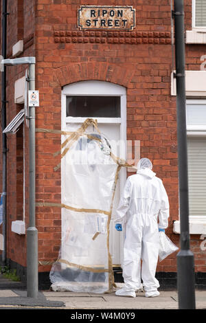 Liverpool, Regno Unito. Il 24 luglio, 2019. La polizia forensics lavorando presso la scena di una ripresa dopo i servizi di emergenza sono stati chiamati a Ripon Street vicino a Everton Calcio Club, Goodison Park Stadium alle 22.30 di martedì. Due uomini si avvicinava la vittima al di fuori della sua casa indossando passamontagna. Il pistolero è poi creduto di avere sparato attraverso il letterbox dell'indirizzo ferire l'uomo e il suo cane. Il 36-anno-vecchio vittima è stata trattata mediante i paramedici prima di essere portato in ospedale per ferite di armi da fuoco per la sua gamba. Le vittime del cane morto dopo un breve periodo di tempo. Credito: Christopher Middleton/Alamy Live News Foto Stock