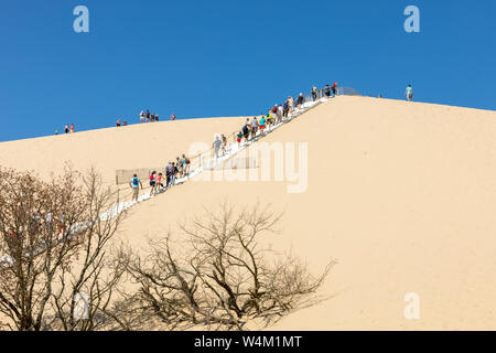 Dune di Pilat, Francia - settembre 10,2018: persone salendo la Dune du Pilat, Aquitaine, Francia Europa Foto Stock