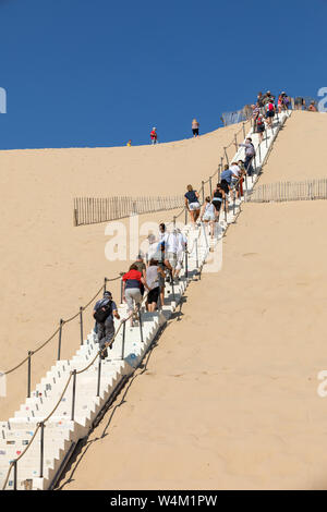 Dune di Pilat, Francia - settembre 10,2018: persone salendo la Dune du Pilat, Aquitaine, Francia Europa Foto Stock