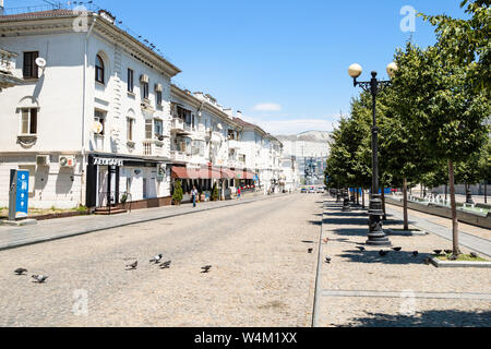 NOVOROSSIYSK, RUSSIA - luglio 7, 2019: persone vicino al vecchio appartamento case sulla strada del Novorossiysk Repubblica. Novorossiysk è città di Krasnodar Krai, Foto Stock