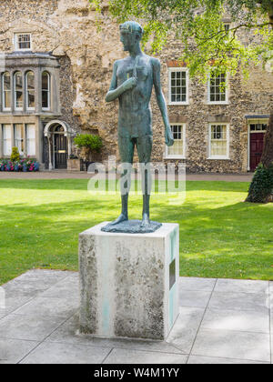 Statua di St Edmund dalle dame Elizabeth Frink accanto alla Cattedrale di Bury St Edmunds Foto Stock