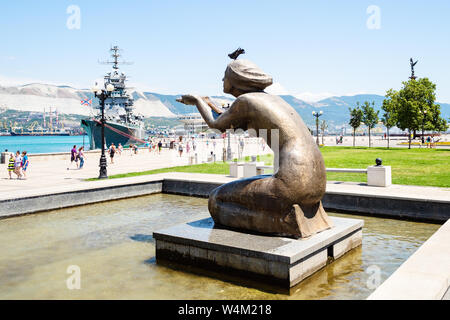 NOVOROSSIYSK, RUSSIA - luglio 7, 2019: la gente a piedi al porto di mare vicino alla Monument fontana dando acqua in Novorossiysk. Novorossiysk è città di Krasnodar Kr Foto Stock