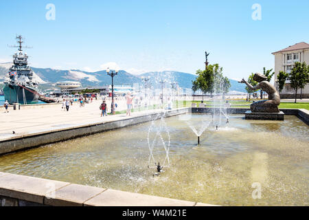 NOVOROSSIYSK, RUSSIA - luglio 7, 2019: turisti vicino alla fontana dando acqua in mare Porto di Novorossiysk . Novorossiysk è città di Krasnodar Krai, Russia, Foto Stock