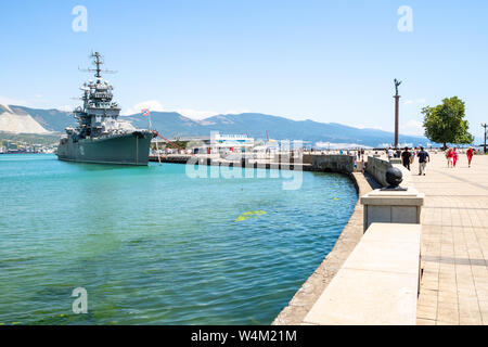 NOVOROSSIYSK, RUSSIA - luglio 7, 2019: la gente a piedi al museo nave cruiser Mikhail Kutuzòv in mare dal porto di Novorossiysk. Novorossiysk è città di Krasnodar Foto Stock