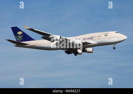 Francoforte / GERMANIA - Agosto 21, 2013: Saudia Cargo Boeing 747-400 TF-AMI cargo aereo atterraggio all' aeroporto di Francoforte Foto Stock