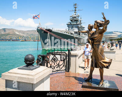 NOVOROSSIYSK, RUSSIA - luglio 7, 2019: persone vicino al Monumento al Marinaio la moglie (Madre con bambino) in Novorossiysk. Novorossiysk è città di Krasnodar Foto Stock