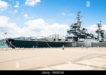 NOVOROSSIYSK, RUSSIA - luglio 7, 2019: la gente vicino memorial ship cruiser Mikhail Kutuzòv in Novorossiysk. Novorossiysk è città di Krasnodar Krai, Russia Foto Stock