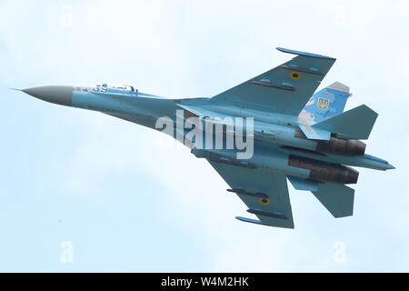 Ukrainian Air Force Sukhoi SU-27 il flanker arrivando a RIAT 2019 a RAF Fairford, Gloucestershire, Regno Unito Foto Stock