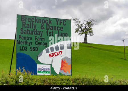 Giovane agricoltore's Club Rally segno vicino Llanigon, POWYS, GALLES Foto Stock