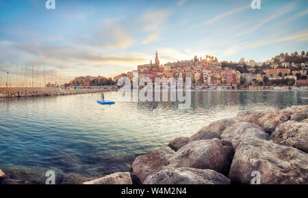 La spiaggia pubblica di Mentone città vecchia al tramonto Foto Stock