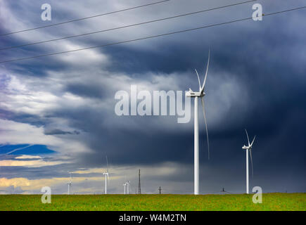 Ecologico di wind farm nei prati di Georgia, può.2017 Foto Stock