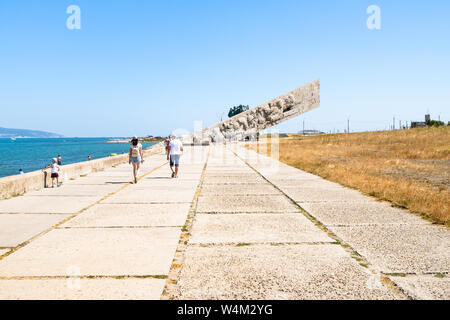 NOVOROSSIYSK, RUSSIA - luglio 7, 2019: turistico a piedi alla Seconda Guerra Mondiale Memorial Malaya Zemlya su Sudzhukskaya Kosa spiaggia di Tsemes baia del Mar Nero Foto Stock