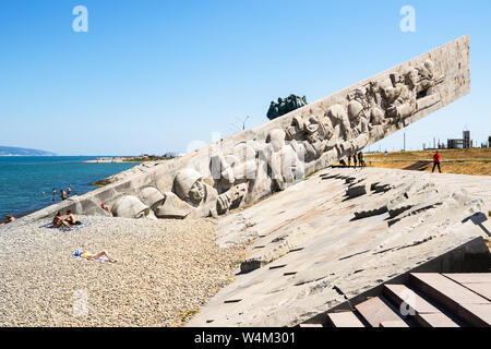 NOVOROSSIYSK, RUSSIA - luglio 7, 2019: persone vicino a seconda guerra mondiale Memorial Malaya Zemlya su Sudzhukskaya Kosa spiaggia di Tsemes baia del Mar Nero in Foto Stock