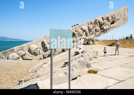 NOVOROSSIYSK, RUSSIA - luglio 7, 2019: persone vicino al segno della Seconda Guerra Mondiale Memorial Malaya Zemlya su Sudzhukskaya Kosa spiaggia della baia di Tsemes del nero Foto Stock