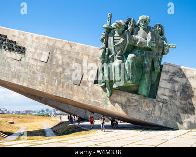 NOVOROSSIYSK, RUSSIA - luglio 7, 2019: persone vicino a seconda guerra mondiale Memorial Malaya Zemlya su Sudzhukskaya Kosa spiaggia di Tsemes baia del Mar Nero in Foto Stock