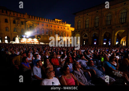 Bologna, Italia. 24 Luglio, 2019. Lo screening di Pupi Avati il film 'noi tre" (tre di noi) in Piazza Maggiore, Italia Foto Stock