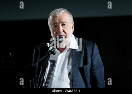 Bologna, Italia. 24 Luglio, 2019. Pupi Avati durante la presentazione nella Piazza Maggiore di restauro del "Noi Tre" (tre di noi) film Foto Stock