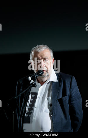 Bologna, Italia. 24 Luglio, 2019. Pupi Avati durante la presentazione nella Piazza Maggiore di restauro del "Noi Tre" (tre di noi) film Foto Stock