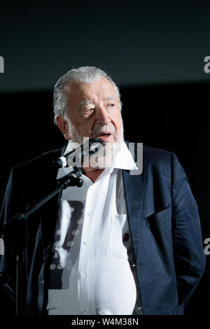 Bologna, Italia. 24 Luglio, 2019. Pupi Avati durante la presentazione nella Piazza Maggiore di restauro del "Noi Tre" (tre di noi) film Foto Stock
