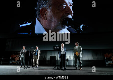 Bologna, Italia. 24 Luglio, 2019. Lo screening di Pupi Avati il film 'noi tre" (tre di noi) in Piazza Maggiore, Italia Foto Stock
