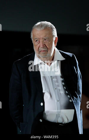 Bologna, Italia. 24 Luglio, 2019. Pupi Avati durante la presentazione nella Piazza Maggiore di restauro del "Noi Tre" (tre di noi) film Foto Stock