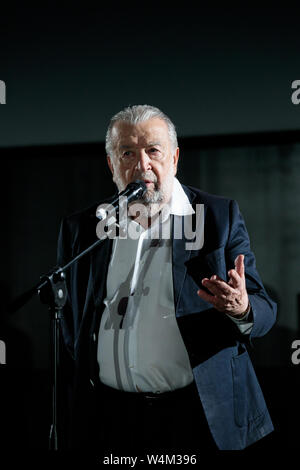 Bologna, Italia. 24 Luglio, 2019. Pupi Avati durante la presentazione nella Piazza Maggiore di restauro del "Noi Tre" (tre di noi) film Foto Stock