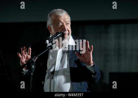 Bologna, Italia. 24 Luglio, 2019. Pupi Avati durante la presentazione nella Piazza Maggiore di restauro del "Noi Tre" (tre di noi) film Foto Stock