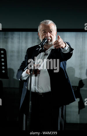 Bologna, Italia. 24 Luglio, 2019. Pupi Avati durante la presentazione nella Piazza Maggiore di restauro del "Noi Tre" (tre di noi) film Foto Stock