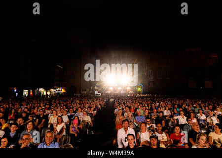 Bologna, Italia. 24 Luglio, 2019. Lo screening di Pupi Avati il film 'noi tre" (tre di noi) in Piazza Maggiore, Italia Foto Stock