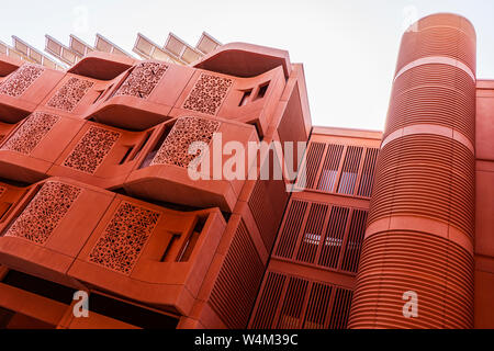 Masdar City, Abu Dhabi, Emirati Arabi Uniti - Jun., 2018: Architettura residenziale con arredamento etnico elementi Foto Stock