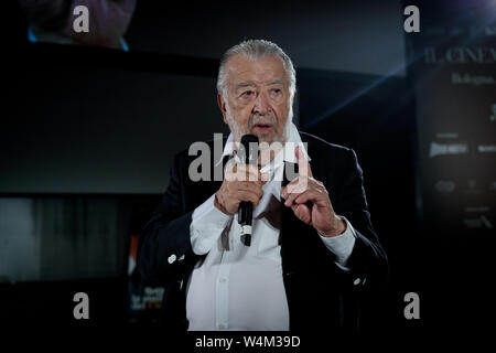 Bologna, Italia. 24 Luglio, 2019. Pupi Avati durante la presentazione nella Piazza Maggiore di restauro del "Noi Tre" (tre di noi) film Foto Stock
