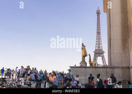 Parigi turisti Trocadero - Decine di turisti in appoggio a Place du Trocadero a Parigi, in Francia, in Europa. Foto Stock