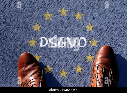 Bandiera dell'UE con l'acronimo DSGVO (versione tedesca di PILR - Dati generali Regolamento protezione) scritto su di esso Foto Stock