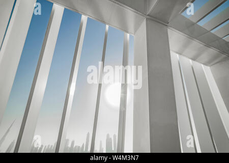 Acqua di Dubai Canal, Dubai, Emirati Arabi Uniti - GEN26, 2018: vista dal ponte di grattacieli del Business Bay distretto nel sole al mattino Foto Stock