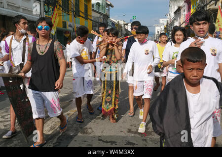 Una processione durante il Festival vegetariano (Nine Emperor Gods Festival) nella città di Phuket, Thailandia Foto Stock