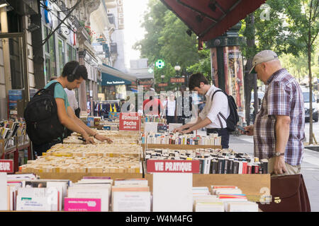 Parigi di seconda mano bookstore - di persone alla ricerca di libri a una seconda mano bookstore di Parigi, in Francia, in Europa. Foto Stock