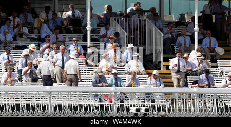 MCC membri durante il giorno una delle Specsavers serie di test match in eterno, Londra. Foto Stock