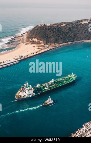 Bocca di porto con una nave in arrivo Foto Stock